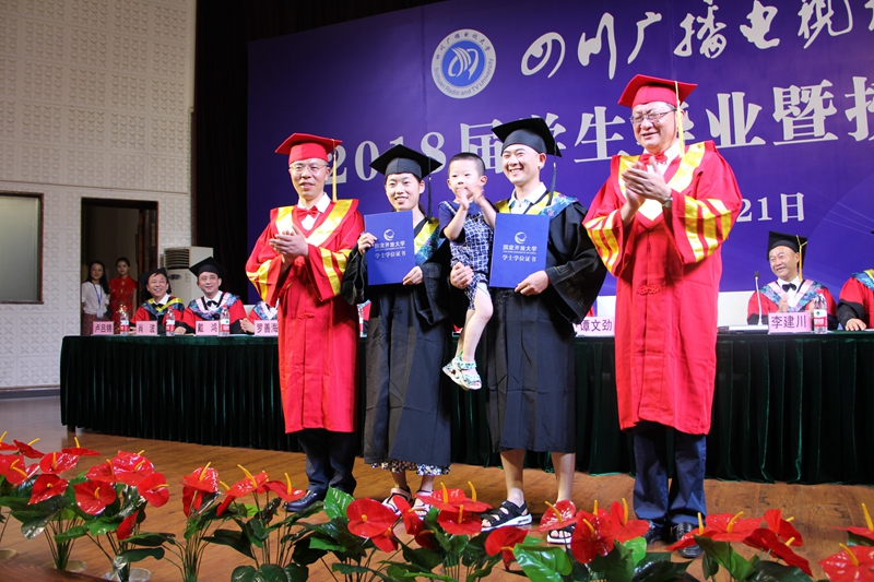 我校學(xué)生卿凌云、包玉慧夫妻同獲學(xué)士學(xué)位